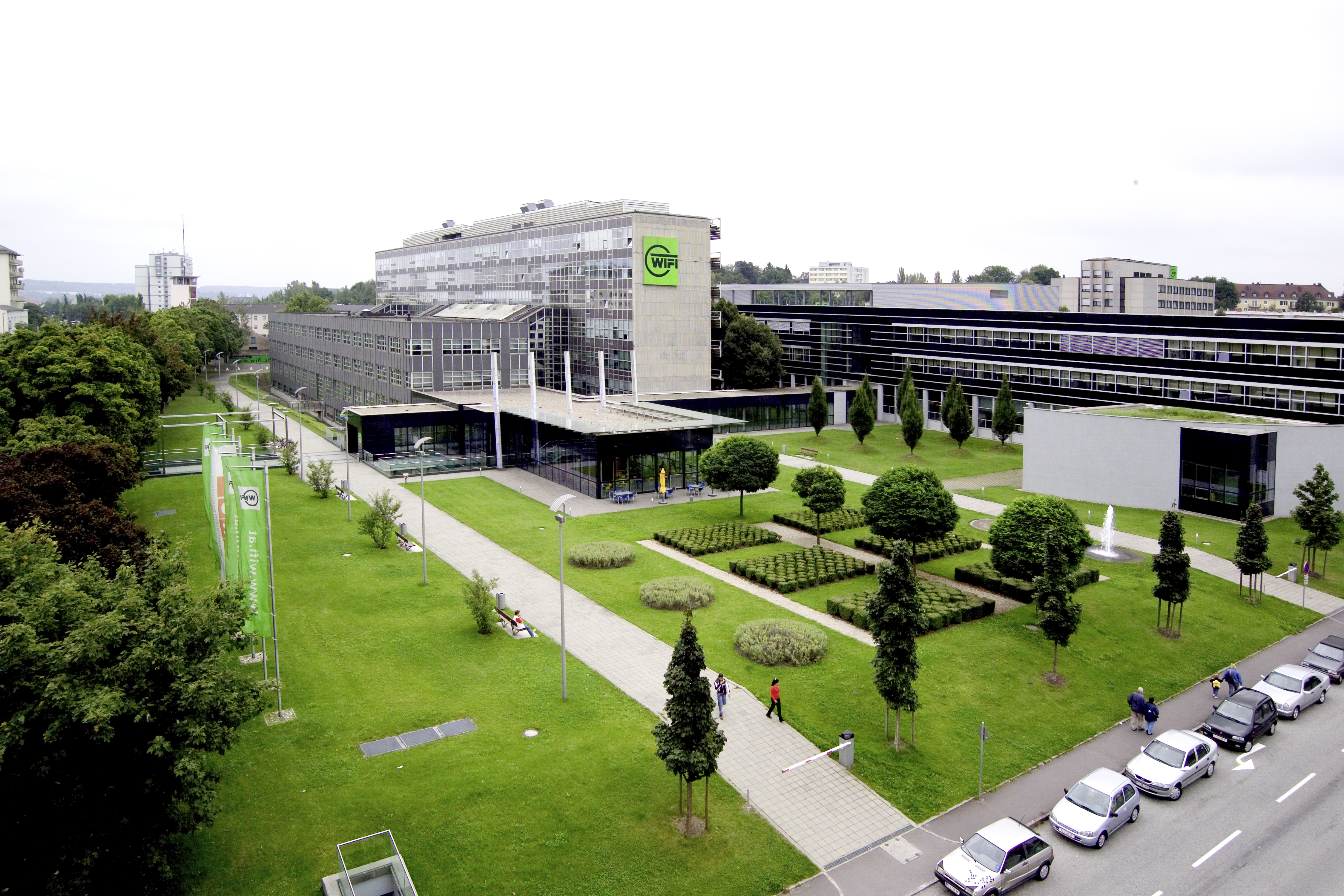 Gartenlandschaft vor einem Gebäude