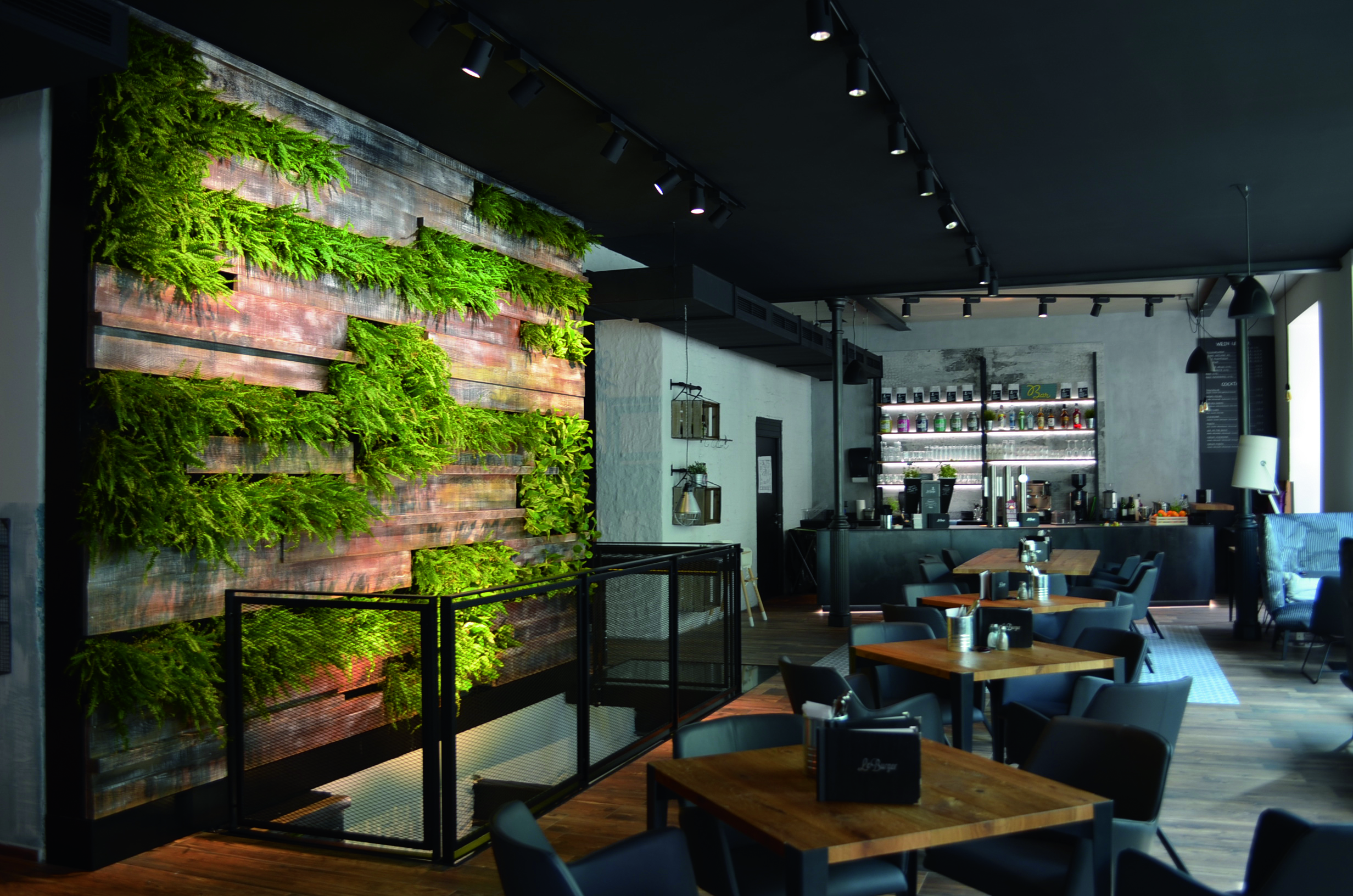 Begrünte Wand in einem Restaurant