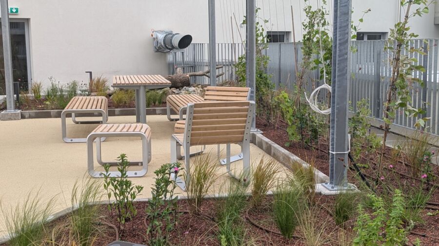 Aufenthaltsfläche auf dem Gründach mit Pergola (Foto: GRÜNSTATTGRAU)