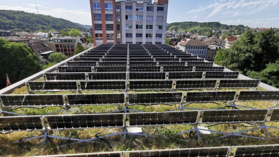 Seniorenresidenz mit vertikal bifazial Photovoltaikanlage auf einem Gründach 