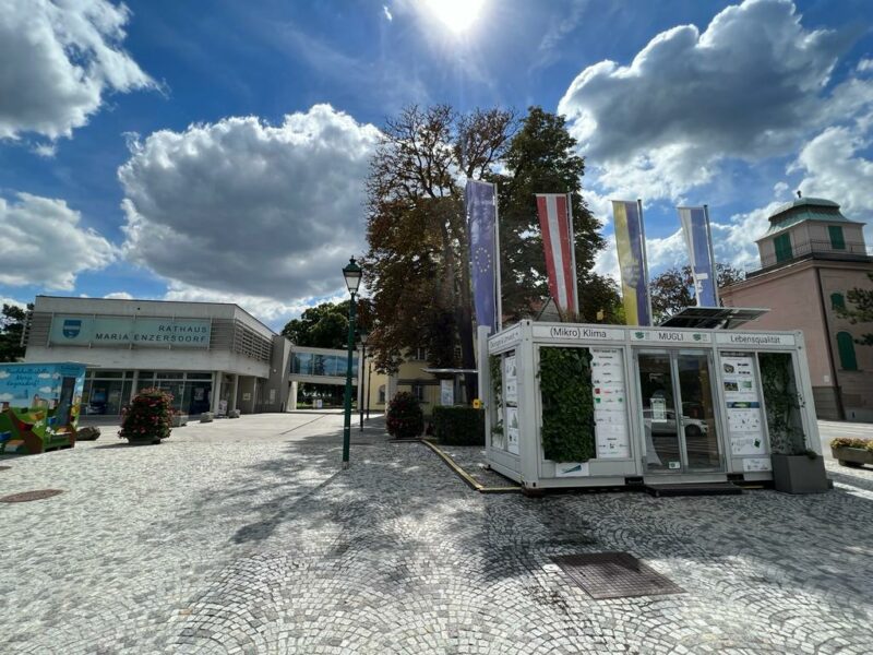 MUGLI's Roadshow führt nach Maria Enzersdorf! Bis Ende September kann der mobile Ausstellungsraum dort vor dem Rathaus besucht werden!