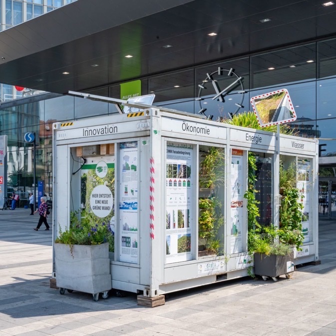 MUGLI, der mobile Ausstellungsraum von GRÜNSTATTGRAU präsentiert bis Ende August 2023 Bauwerksbegrünung am Wiener Hauptbahnhof. Komm vorbei!