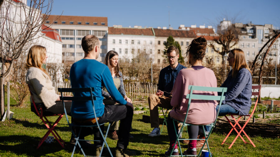 Teamworkshop im Garten. Foto: W. Skokanitsch