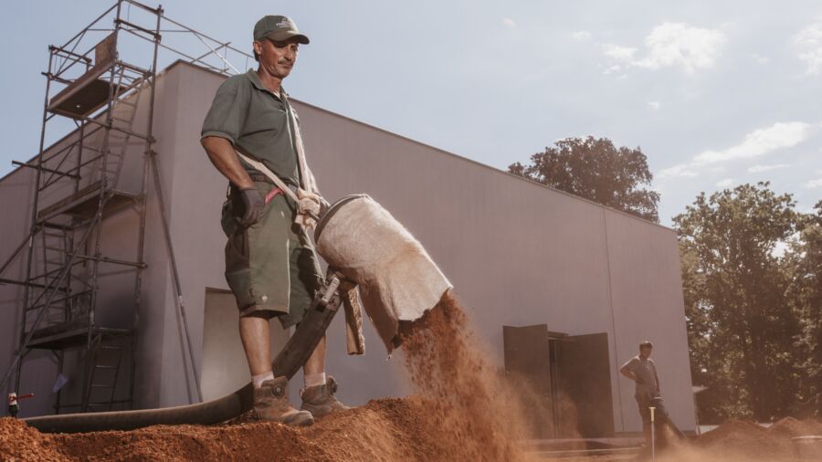 Aufbringung des Substrats durch Partner Gärtner