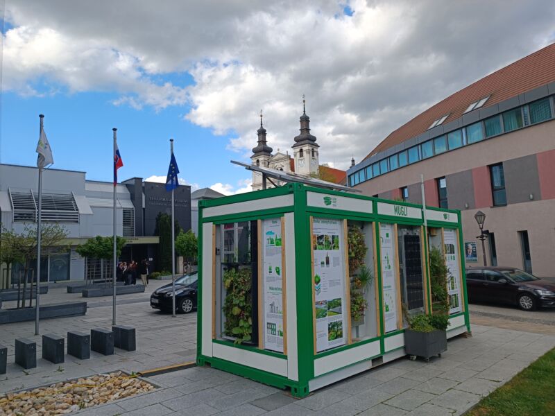 MUGLI's Roadshow führt von 20.04. bis 18.05.2026 in die Slowakei im Rahmen des Interreg SK-AT Projektes GREENCHAR. Um ein noch besseres MUGLI Erlebnis zu schaffen, wurde der mobile Ausstellungsraum optisch aufgewertet.