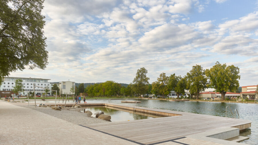 Holzdeck mit Wasserspielbereich 